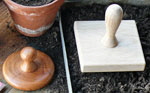 Aussaat-Pot Tamper-Topfstempel aus Holz gedrechselt rund und quadratisch